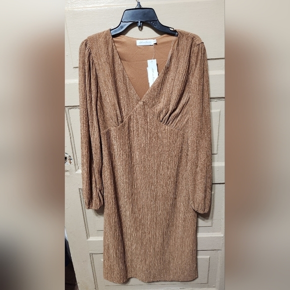 All In Favor Thrush V-Neck Midi Dress NWT - Picture 1 of 3